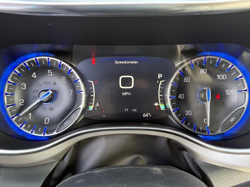 Chrysler Pacifica Vehicle Full-screen Gallery Image 30