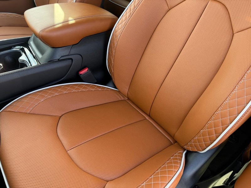 Chrysler Pacifica Vehicle Full-screen Gallery Image 32