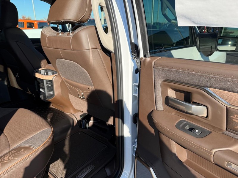 Ram 2500 Vehicle Full-screen Gallery Image 11