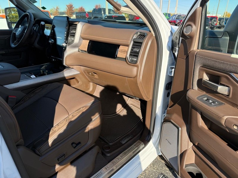 Ram 2500 Vehicle Full-screen Gallery Image 15