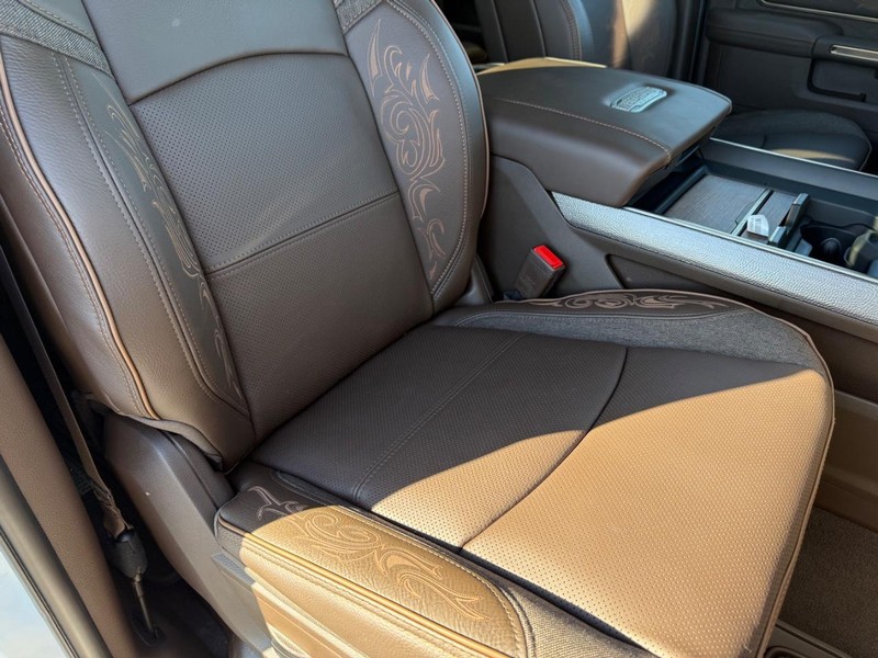 Ram 2500 Vehicle Full-screen Gallery Image 16