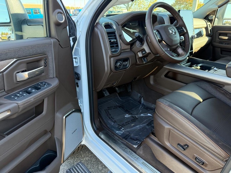 Ram 2500 Vehicle Full-screen Gallery Image 17