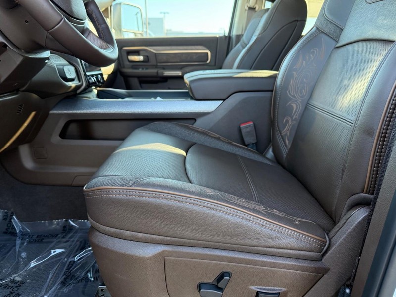 Ram 2500 Vehicle Full-screen Gallery Image 18