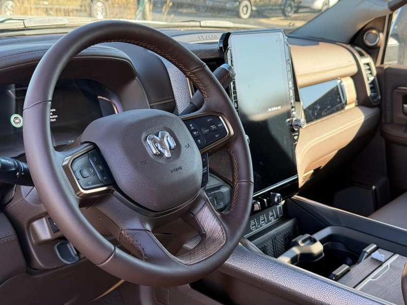 Ram 2500 Vehicle Full-screen Gallery Image 19