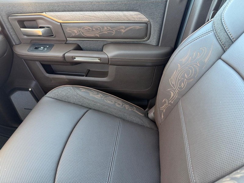 Ram 2500 Vehicle Full-screen Gallery Image 26