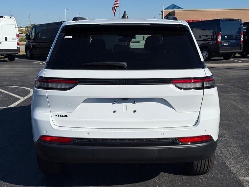 Jeep Grand Cherokee Vehicle Full-screen Gallery Image 4