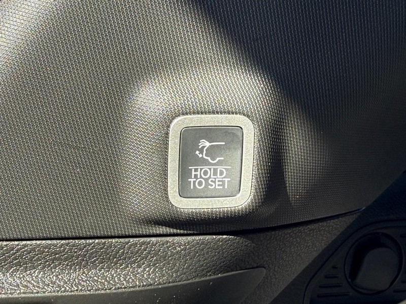 Jeep Grand Cherokee Vehicle Full-screen Gallery Image 8