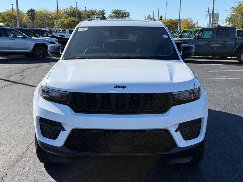 Jeep Grand Cherokee Vehicle Full-screen Gallery Image 10