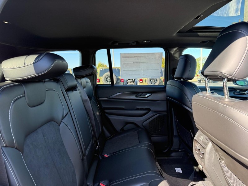 Jeep Grand Cherokee Vehicle Full-screen Gallery Image 11