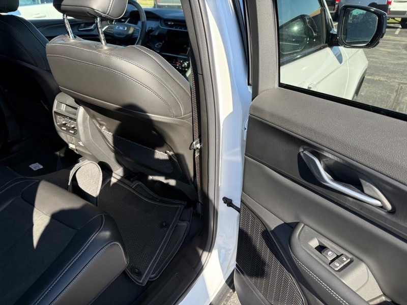 Jeep Grand Cherokee Vehicle Full-screen Gallery Image 12