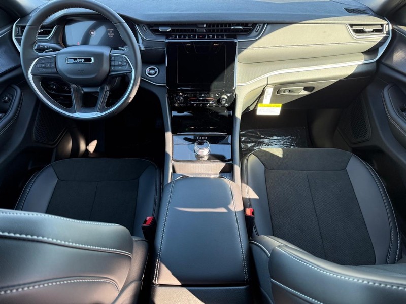 Jeep Grand Cherokee Vehicle Full-screen Gallery Image 14