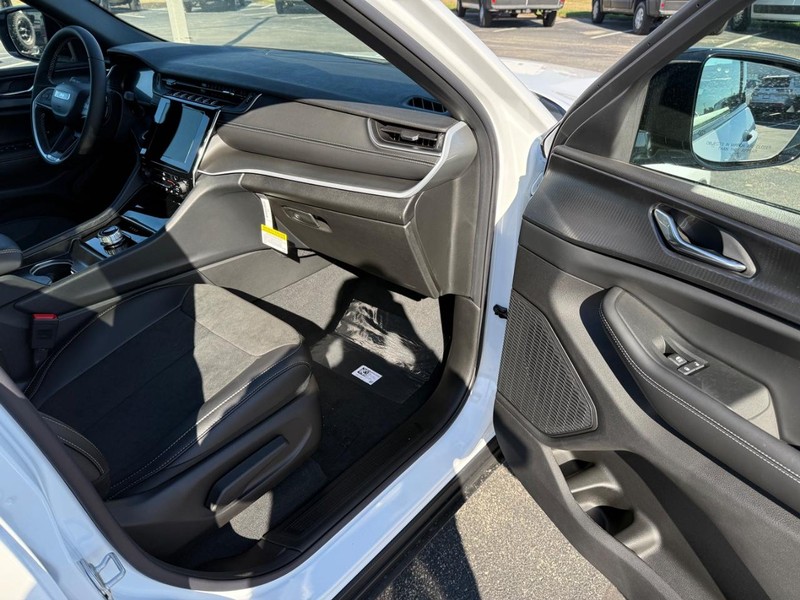 Jeep Grand Cherokee Vehicle Full-screen Gallery Image 16