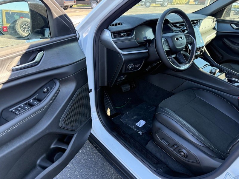 Jeep Grand Cherokee Vehicle Full-screen Gallery Image 18