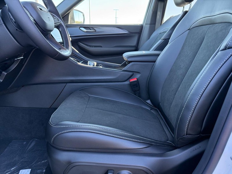 Jeep Grand Cherokee Vehicle Full-screen Gallery Image 19