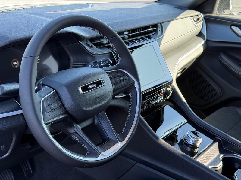 Jeep Grand Cherokee Vehicle Full-screen Gallery Image 20