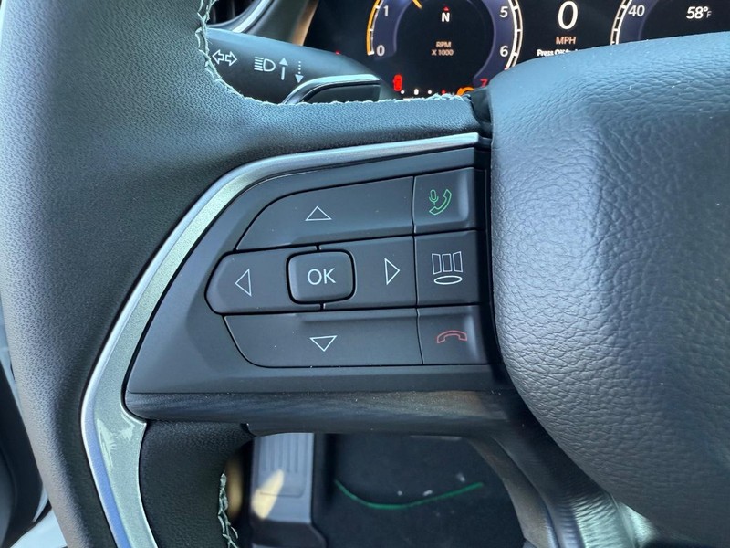 Jeep Grand Cherokee Vehicle Full-screen Gallery Image 21