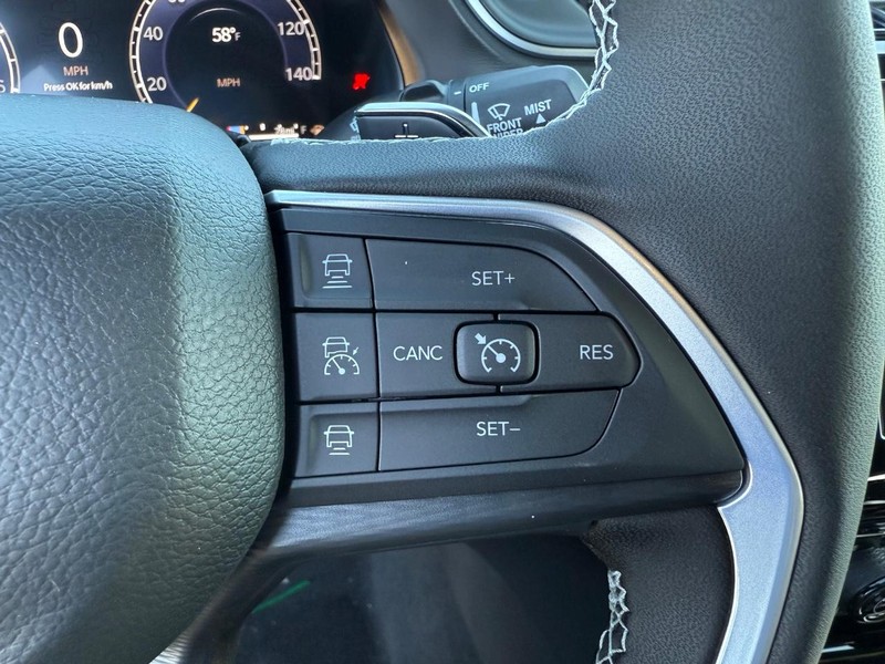 Jeep Grand Cherokee Vehicle Full-screen Gallery Image 22