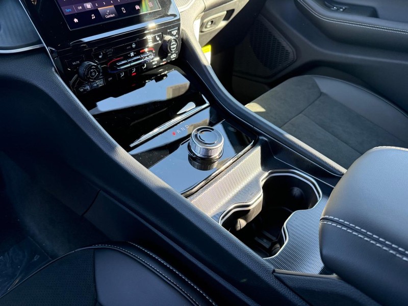 Jeep Grand Cherokee Vehicle Full-screen Gallery Image 28