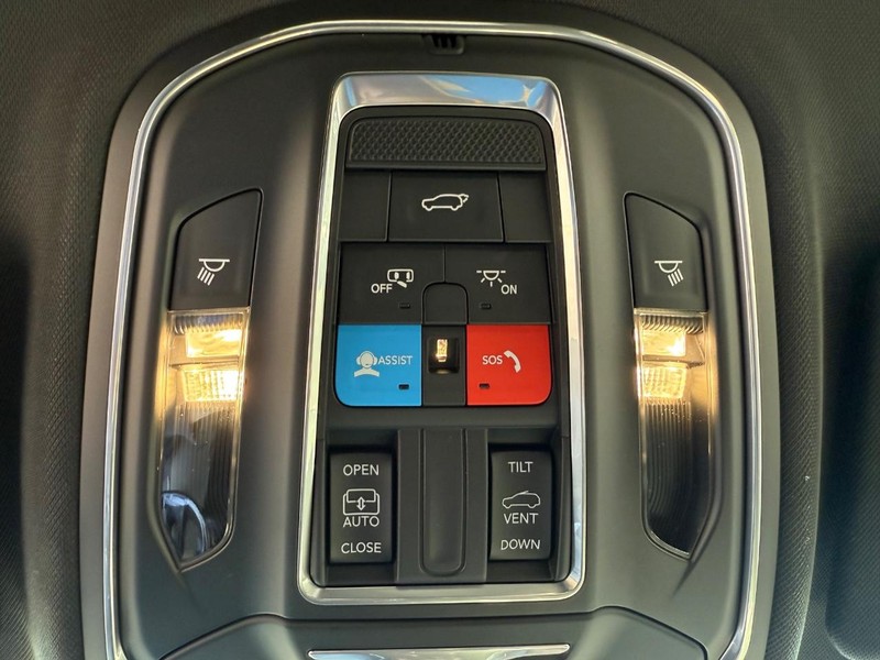 Jeep Grand Cherokee Vehicle Full-screen Gallery Image 30