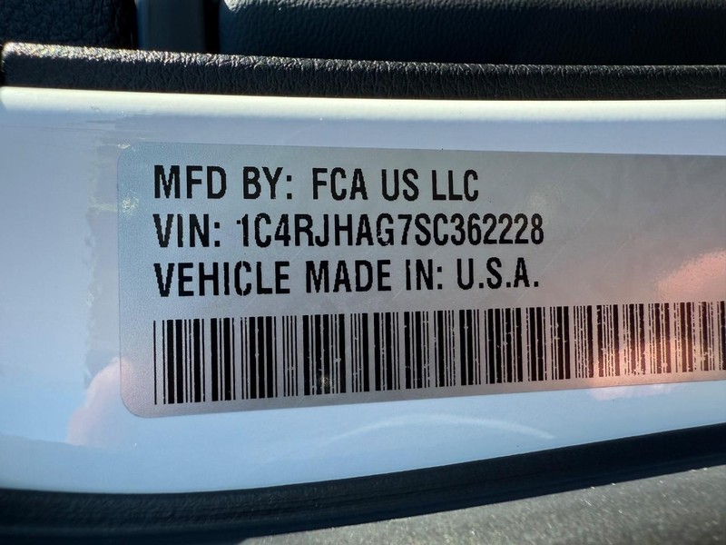 Jeep Grand Cherokee Vehicle Full-screen Gallery Image 34