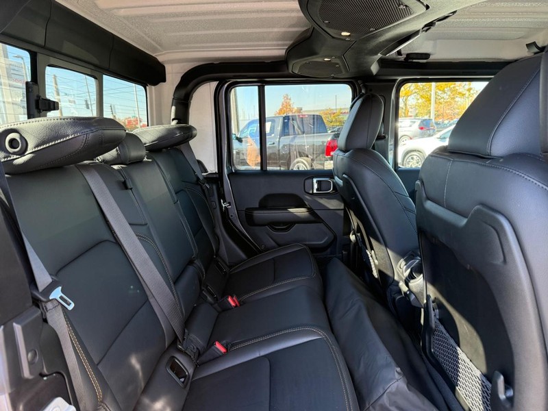 Jeep Gladiator Vehicle Full-screen Gallery Image 10