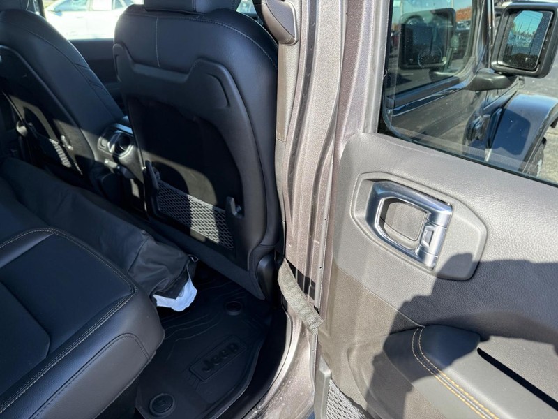 Jeep Gladiator Vehicle Full-screen Gallery Image 11