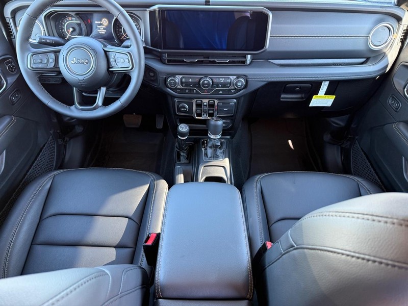 Jeep Gladiator Vehicle Full-screen Gallery Image 12