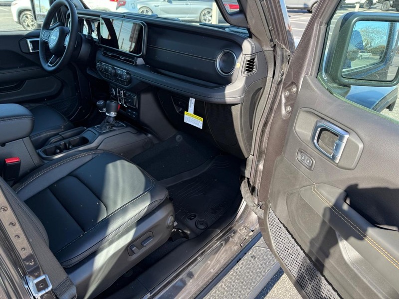 Jeep Gladiator Vehicle Full-screen Gallery Image 14