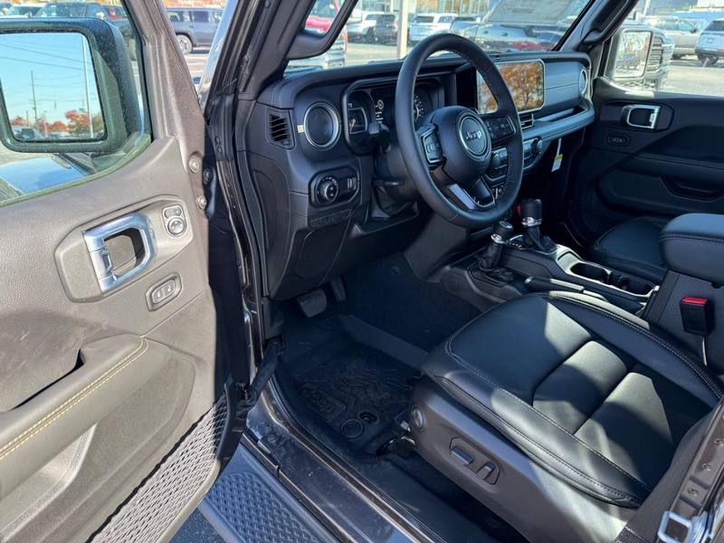 Jeep Gladiator Vehicle Full-screen Gallery Image 16