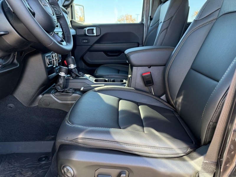 Jeep Gladiator Vehicle Full-screen Gallery Image 17