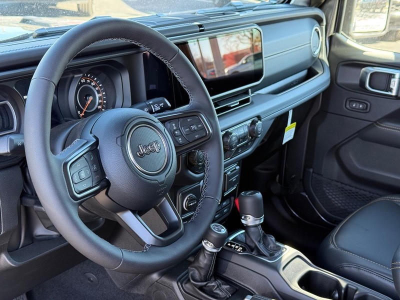 Jeep Gladiator Vehicle Full-screen Gallery Image 18