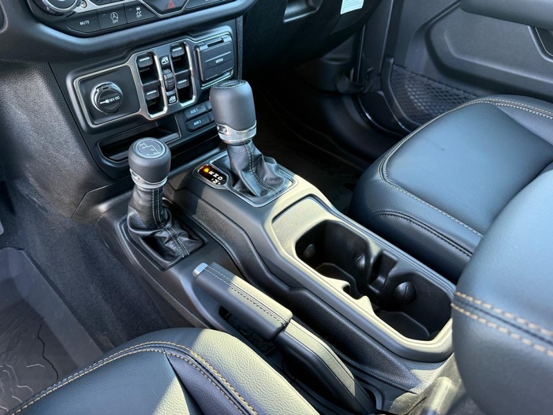 Jeep Gladiator Vehicle Full-screen Gallery Image 26