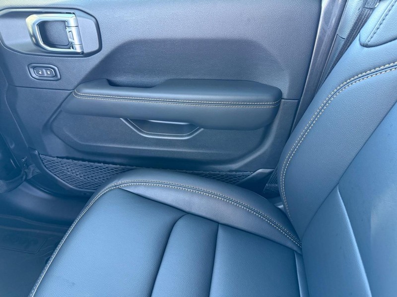 Jeep Gladiator Vehicle Full-screen Gallery Image 27