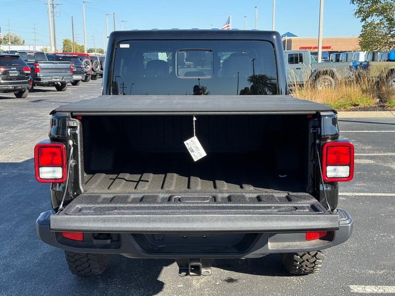 Jeep Gladiator Vehicle Full-screen Gallery Image 7