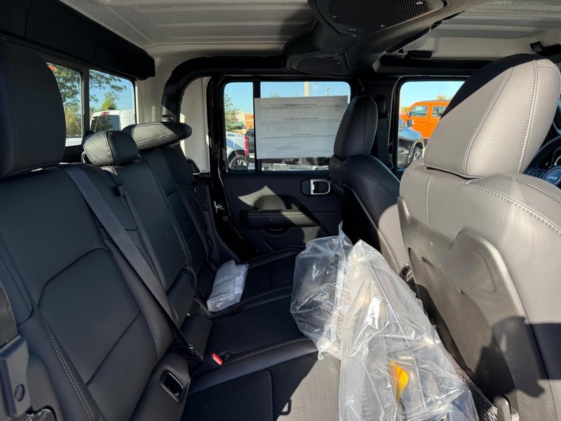 Jeep Gladiator Vehicle Full-screen Gallery Image 10