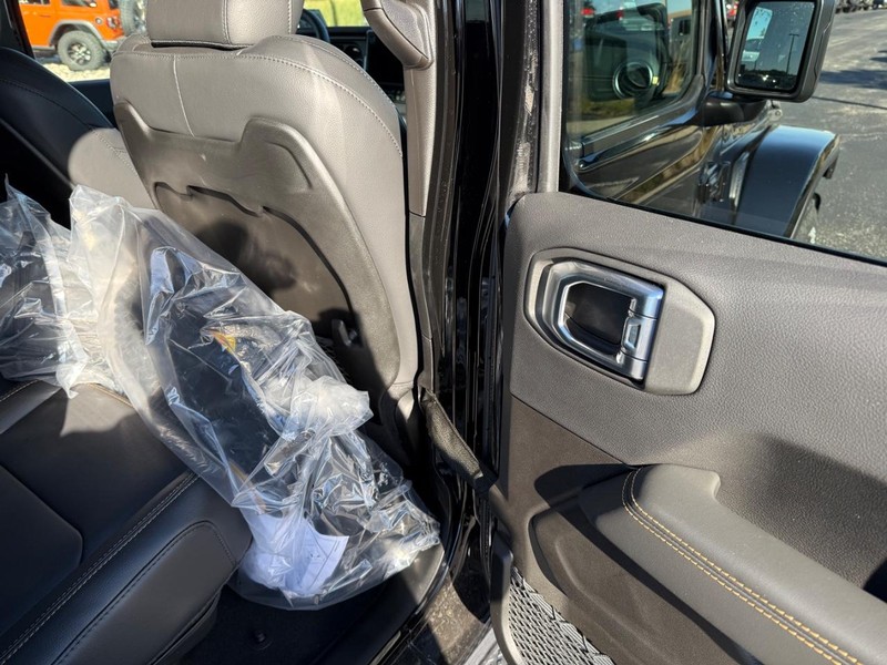 Jeep Gladiator Vehicle Full-screen Gallery Image 11