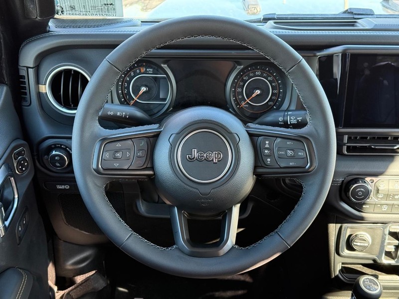 Jeep Gladiator Vehicle Full-screen Gallery Image 13