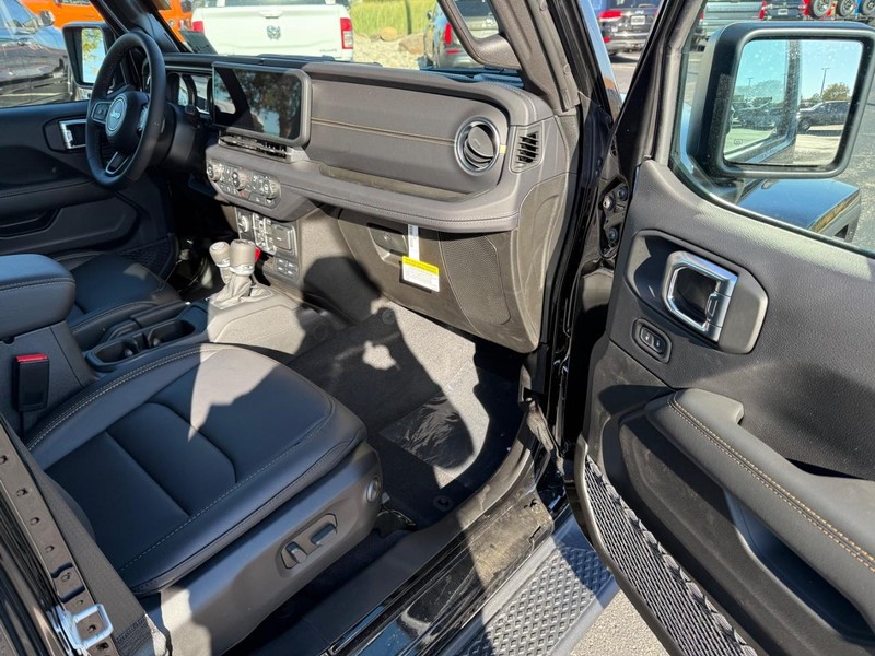 Jeep Gladiator Vehicle Full-screen Gallery Image 14