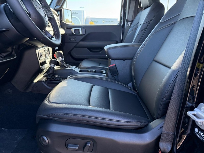 Jeep Gladiator Vehicle Full-screen Gallery Image 17