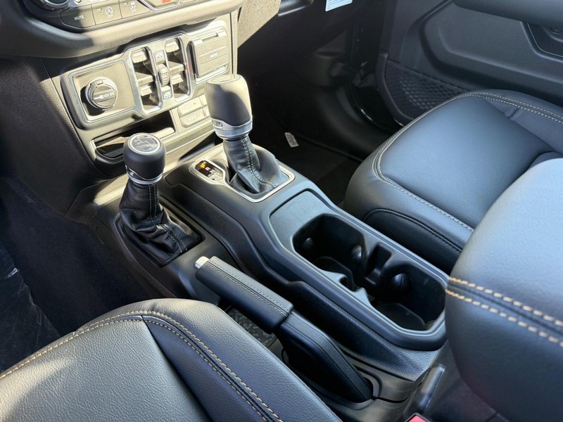 Jeep Gladiator Vehicle Full-screen Gallery Image 26