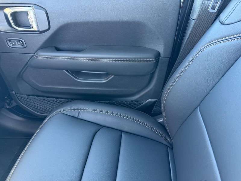 Jeep Gladiator Vehicle Full-screen Gallery Image 27