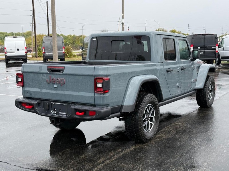 Jeep Gladiator Vehicle Full-screen Gallery Image 3
