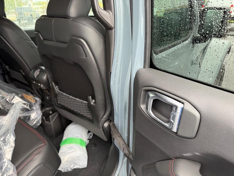 Jeep Gladiator Vehicle Full-screen Gallery Image 12