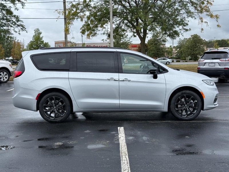 Chrysler Pacifica Vehicle Full-screen Gallery Image 2