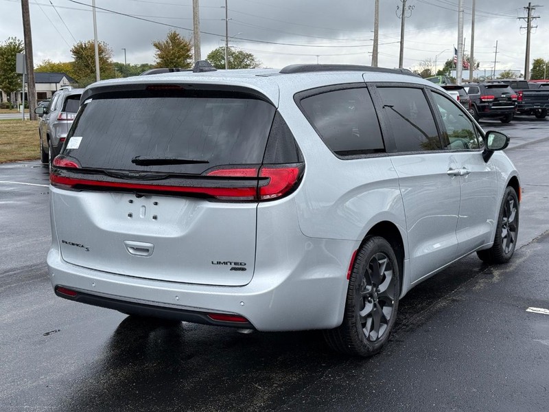 Chrysler Pacifica Vehicle Full-screen Gallery Image 3