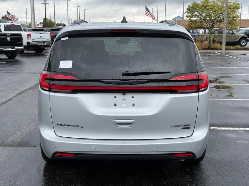Chrysler Pacifica Vehicle Full-screen Gallery Image 4