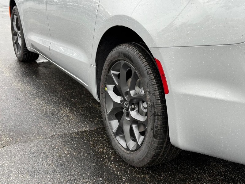 Chrysler Pacifica Vehicle Full-screen Gallery Image 6