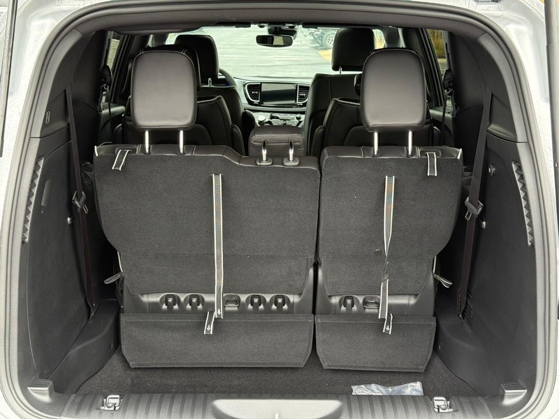 Chrysler Pacifica Vehicle Full-screen Gallery Image 7