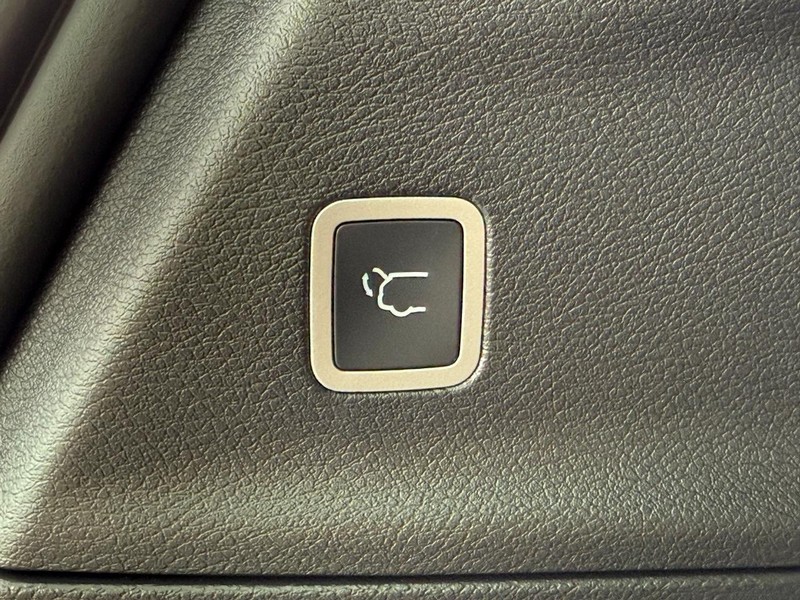 Chrysler Pacifica Vehicle Full-screen Gallery Image 8