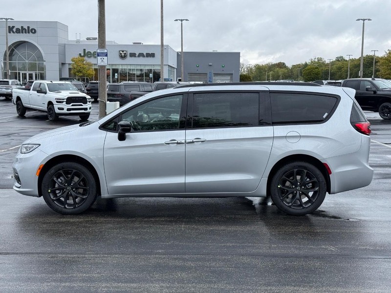 Chrysler Pacifica Vehicle Full-screen Gallery Image 9
